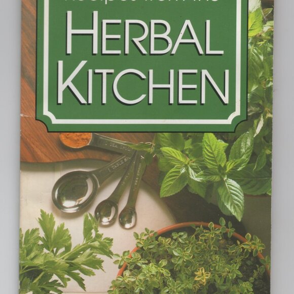 Lot of 5 Vintage Summertime Paper Back Cookbooks and Guides - Picture 8 of 16